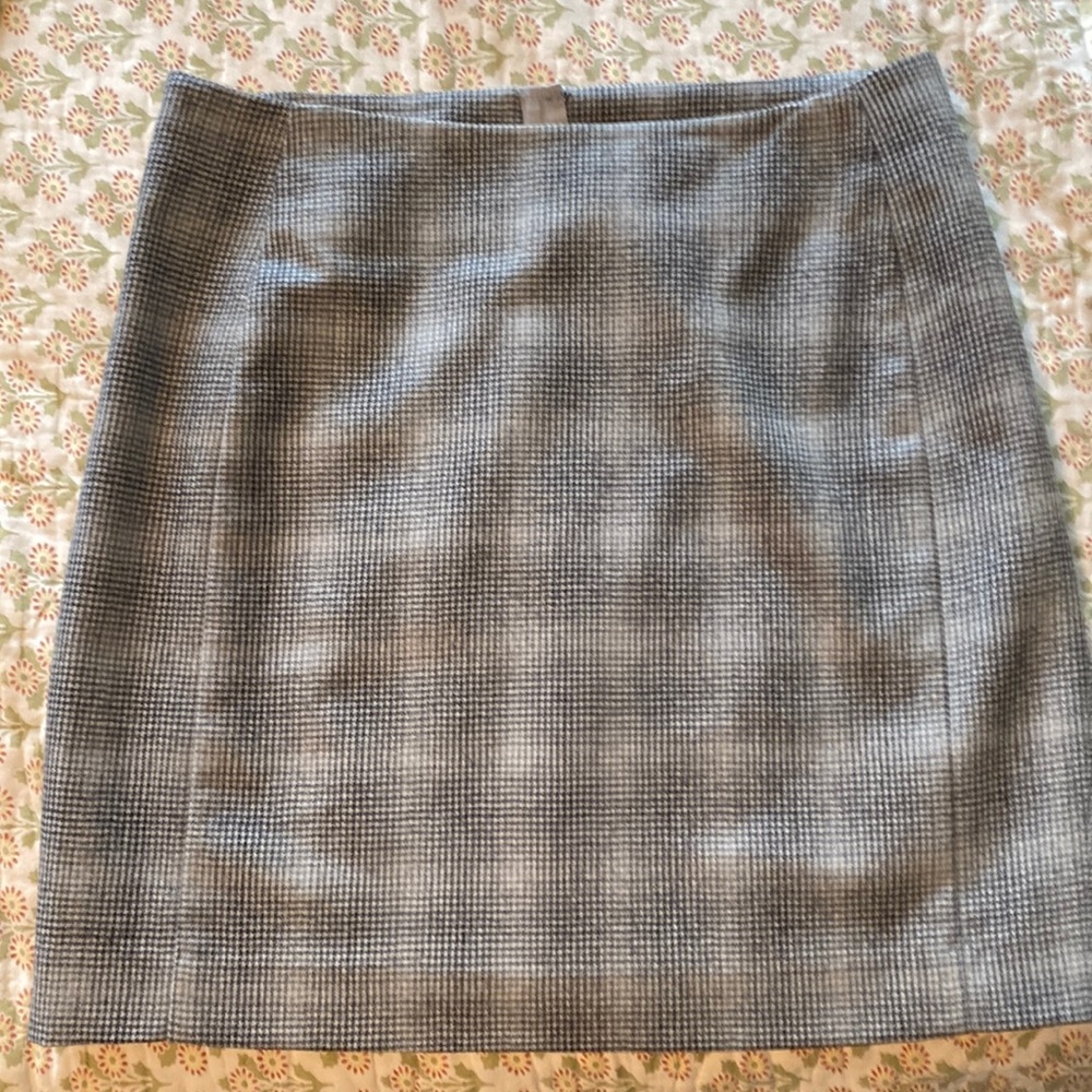 Banana Republic small grey plaid mini length skirt, like new condition.
